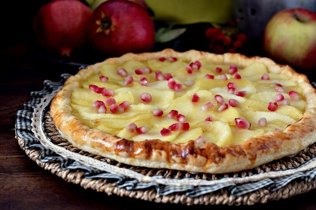 Crostata di pasta sfoglia con mele e melagrana