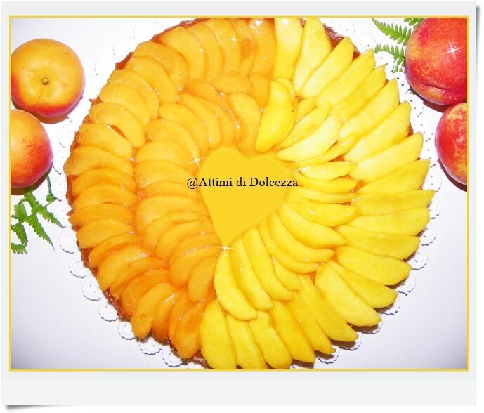 Crostata di ricotta con pesche e albicocche