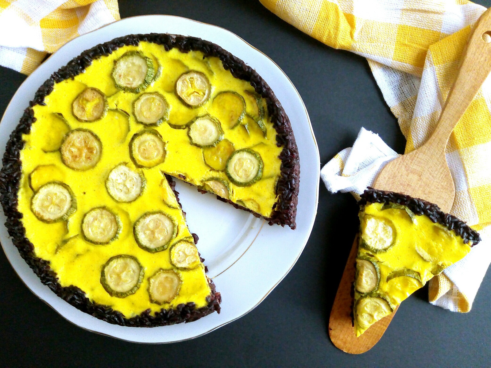 Crostata di riso venere con zucchine e yogurt al curry
