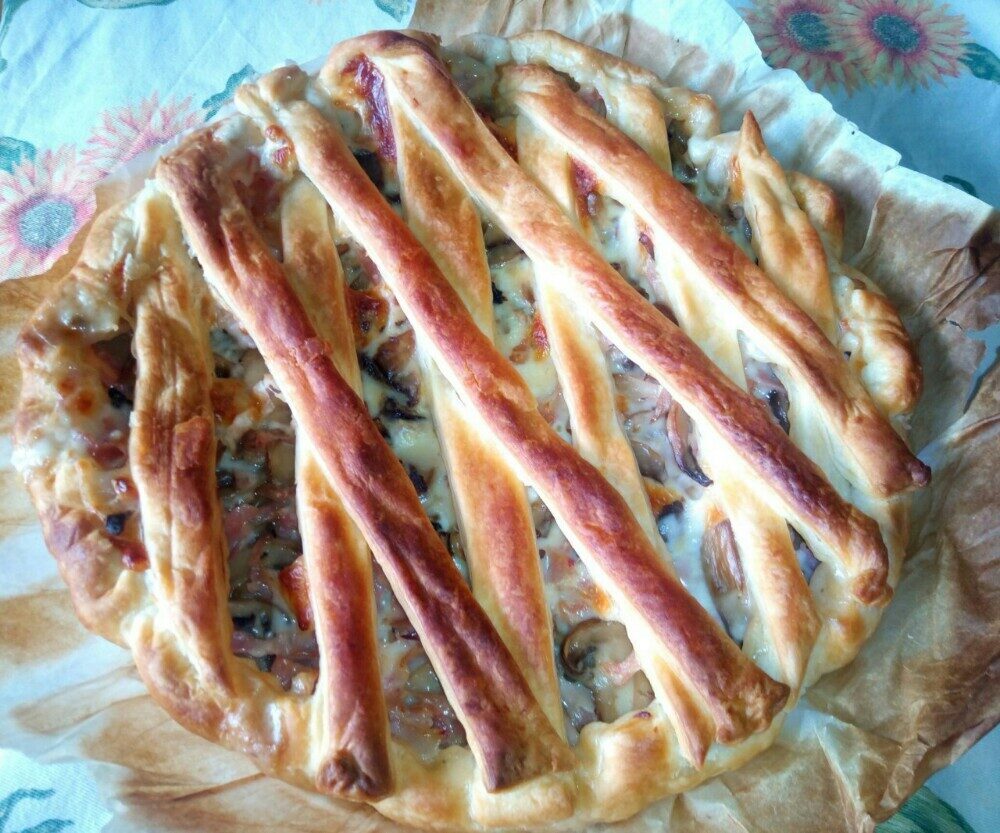 Crostata di sfoglia salata con funghi, cotto e provola