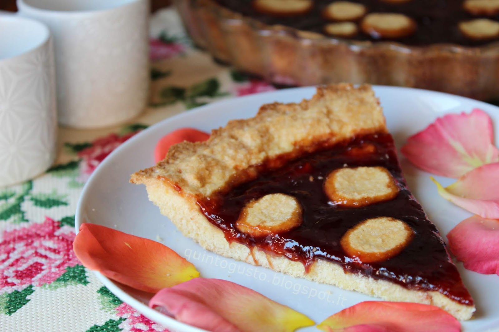Crostata di susine rosse e petali di rosa