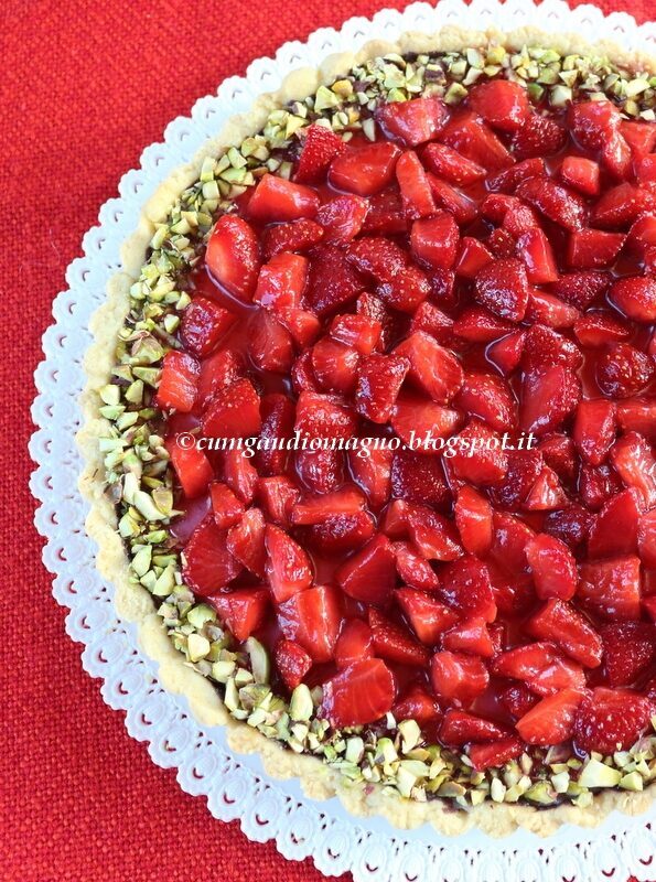 Crostata estiva con crema fresca di ricotta, fragole e pistacchi e frolla a scelta