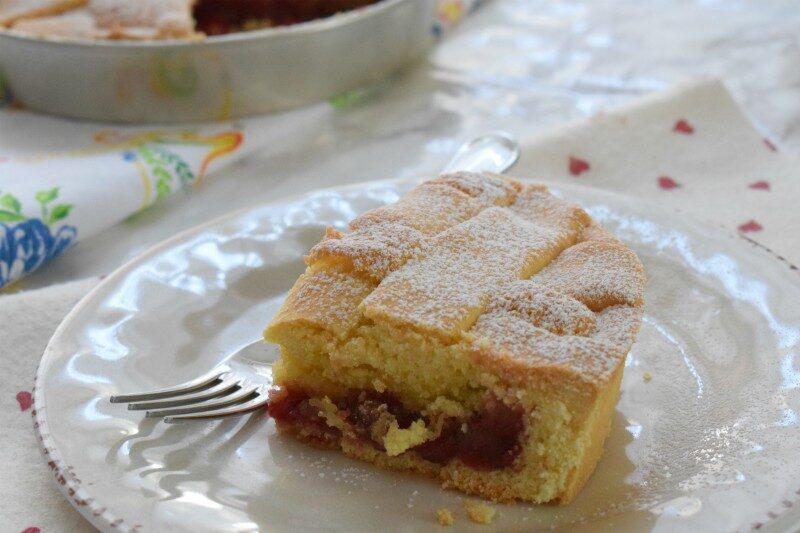 Crostata frangipane con confettura di amarene