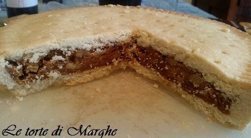 Crostata frangipane con ripieno di noci.