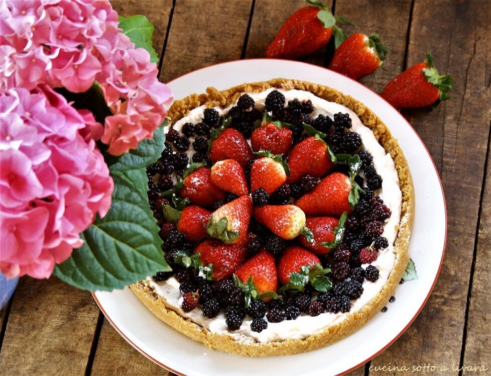Crostata fredda di frutta con le mie more raccolte in un giorno bellissimo