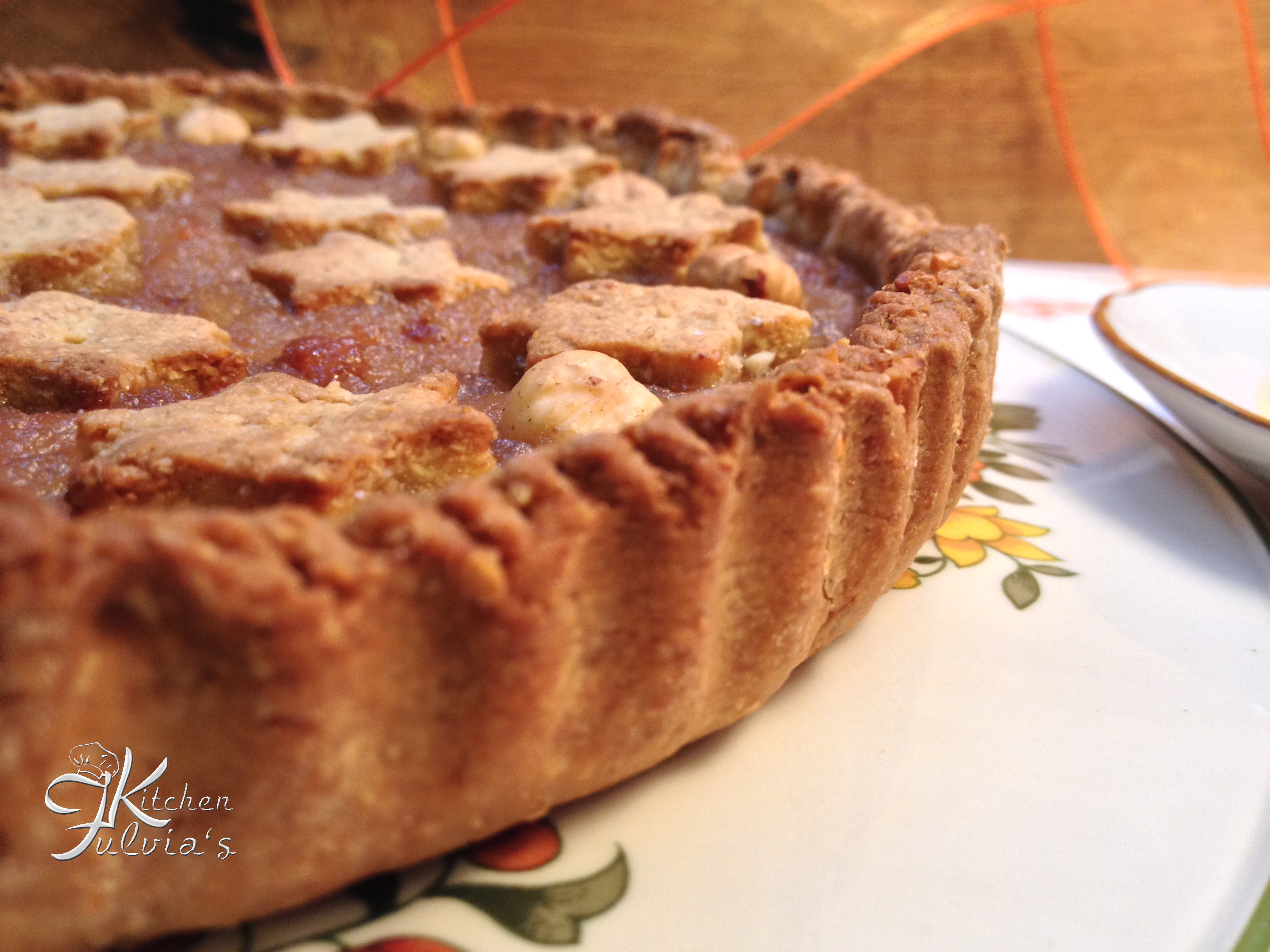 Crostata integrale alle nocciole e miele con confettura alle pere