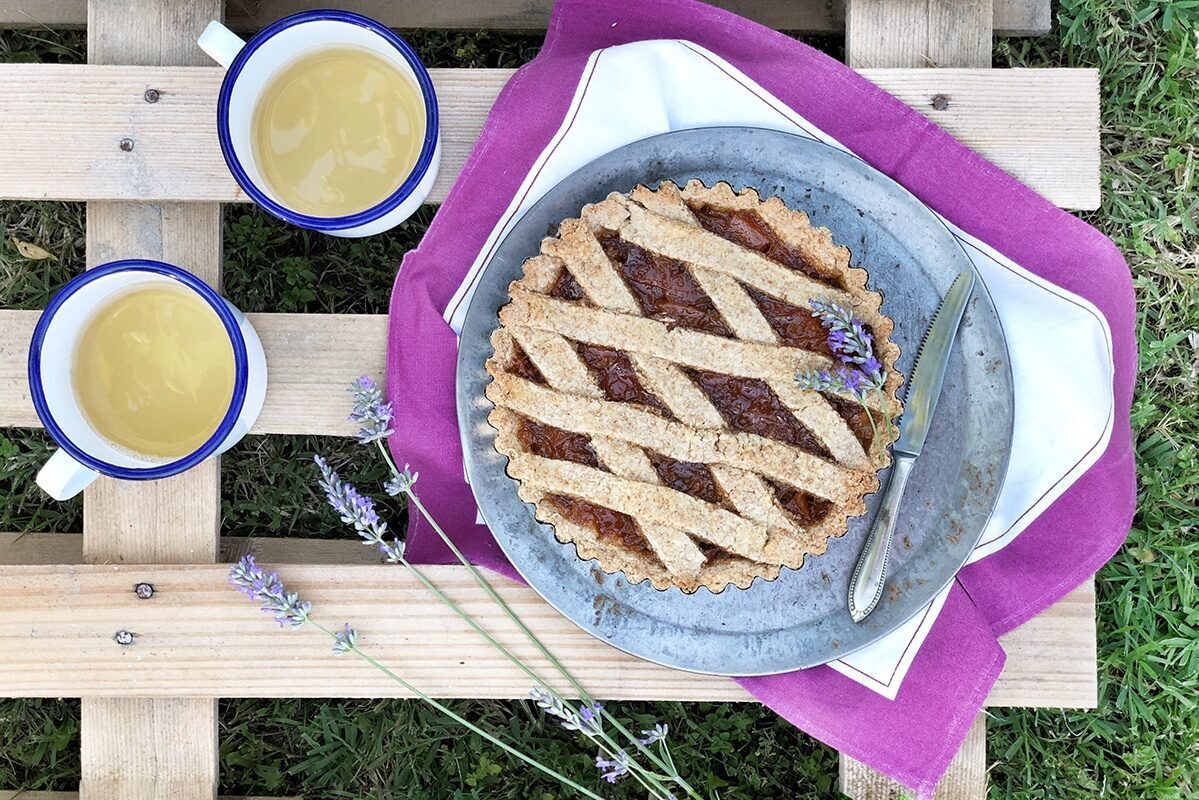 Crostata integrale con la confettura, al profumo di lavanda