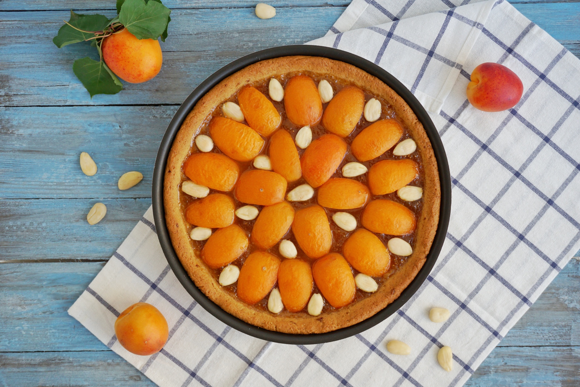Crostata integrale con marmellata e albicocche