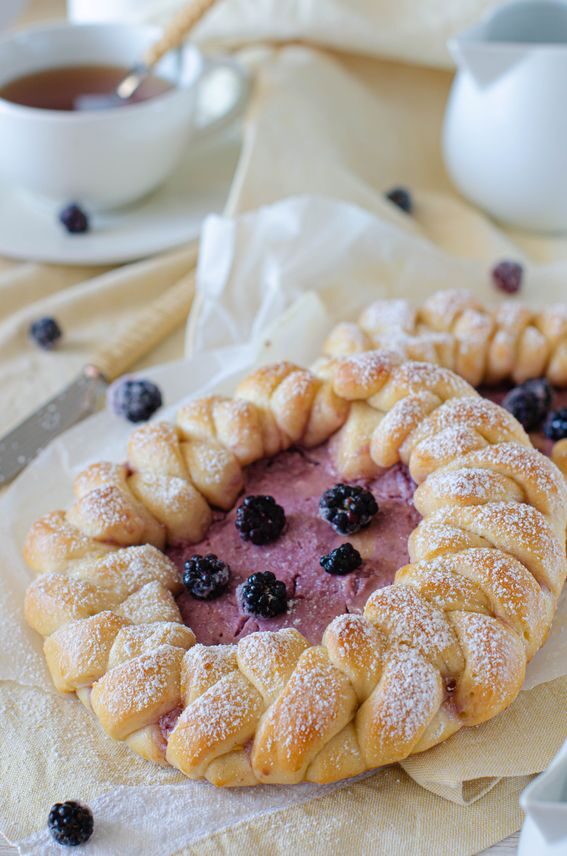 Crostata intrecciata di pasta brioche senza lattosio
