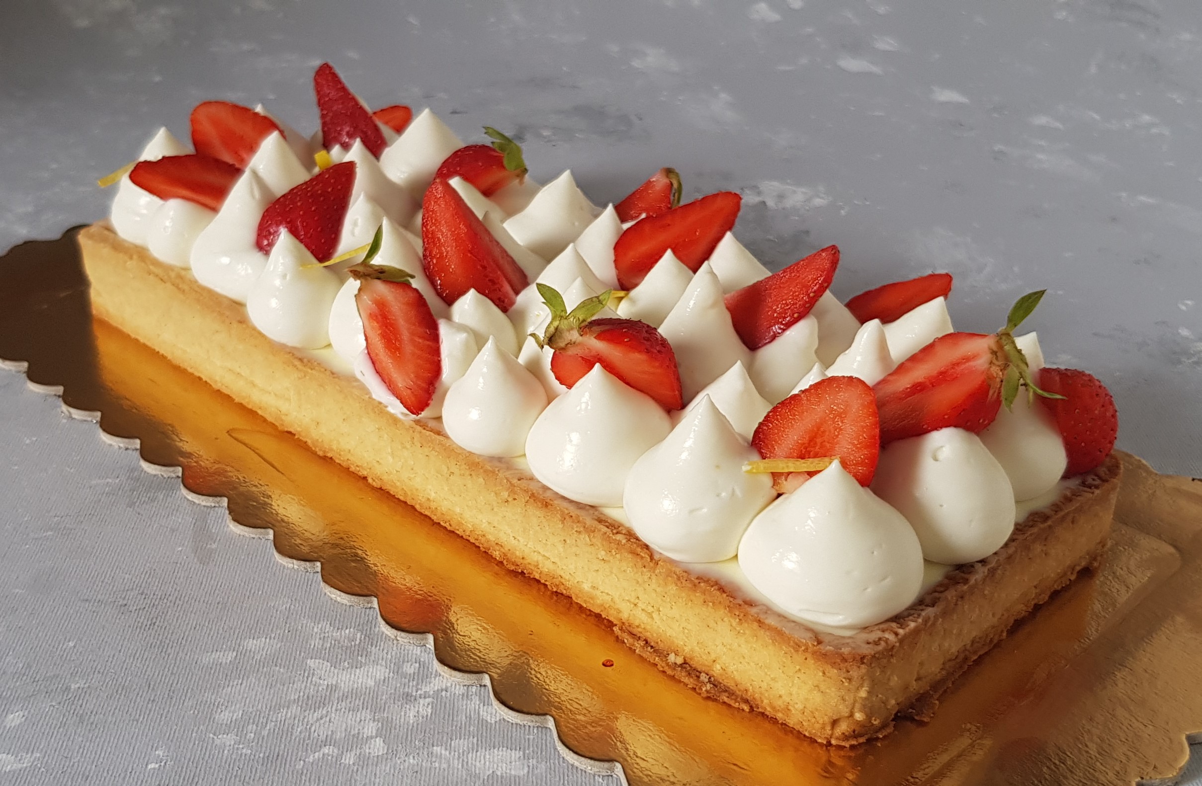 Crostata moderna con fragole e namelaka al limone