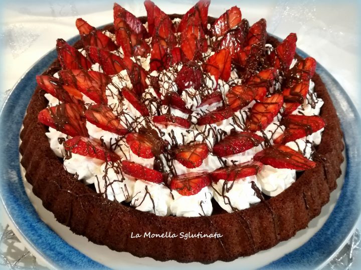 Crostata morbida al cioccolato con fragole e panna