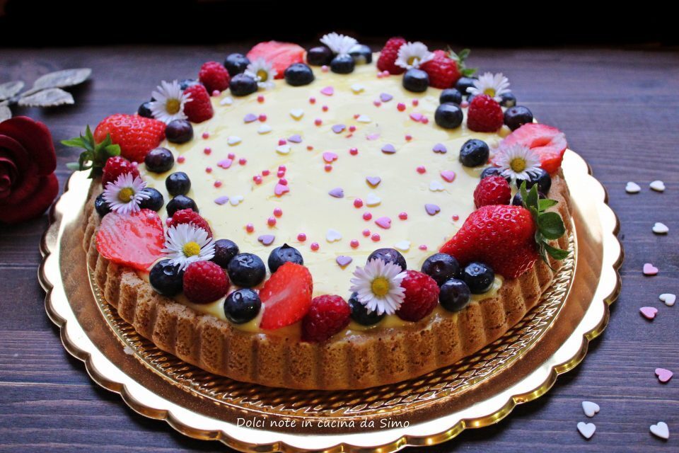 Crostata morbida alla crema e frutta