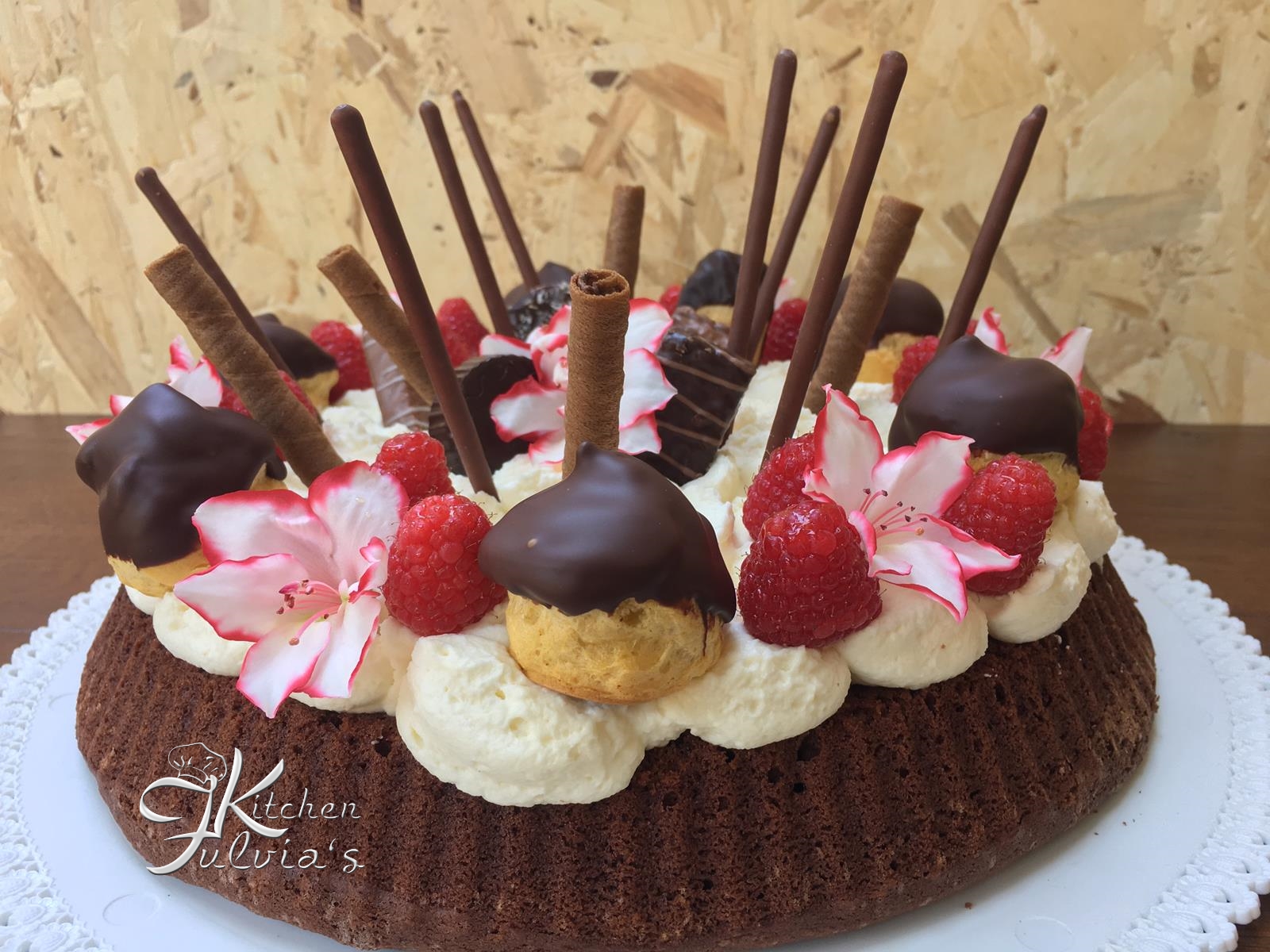 Crostata morbida cioccolatosa con crema e panna