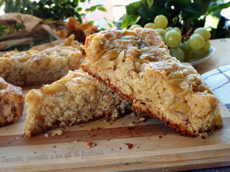 Crostata morbida con banana e uva bianca