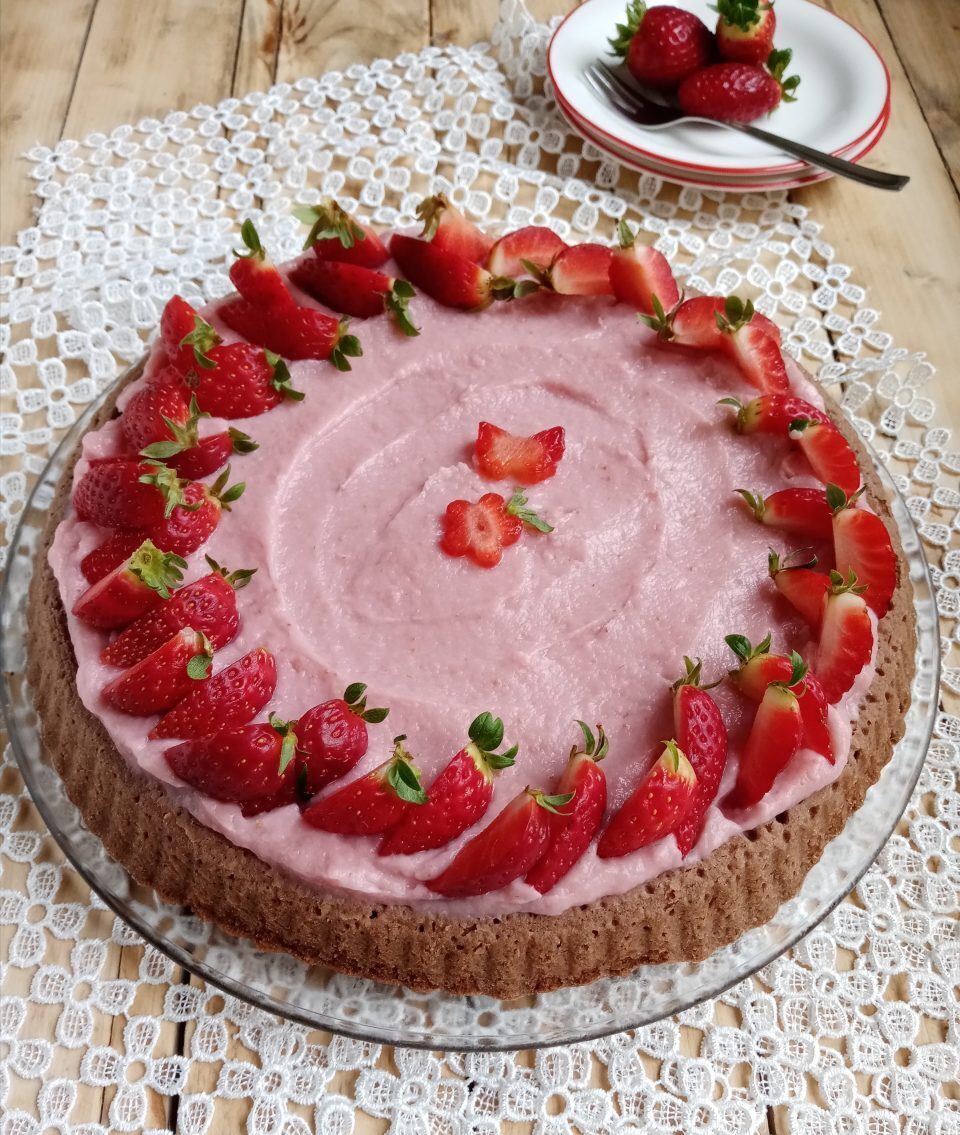 Crostata morbida con crema alle fragole