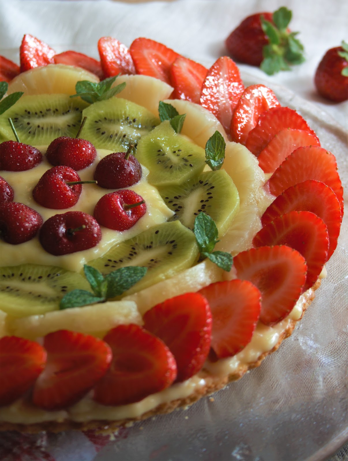 Crostata morbida con crema e frutta fresca