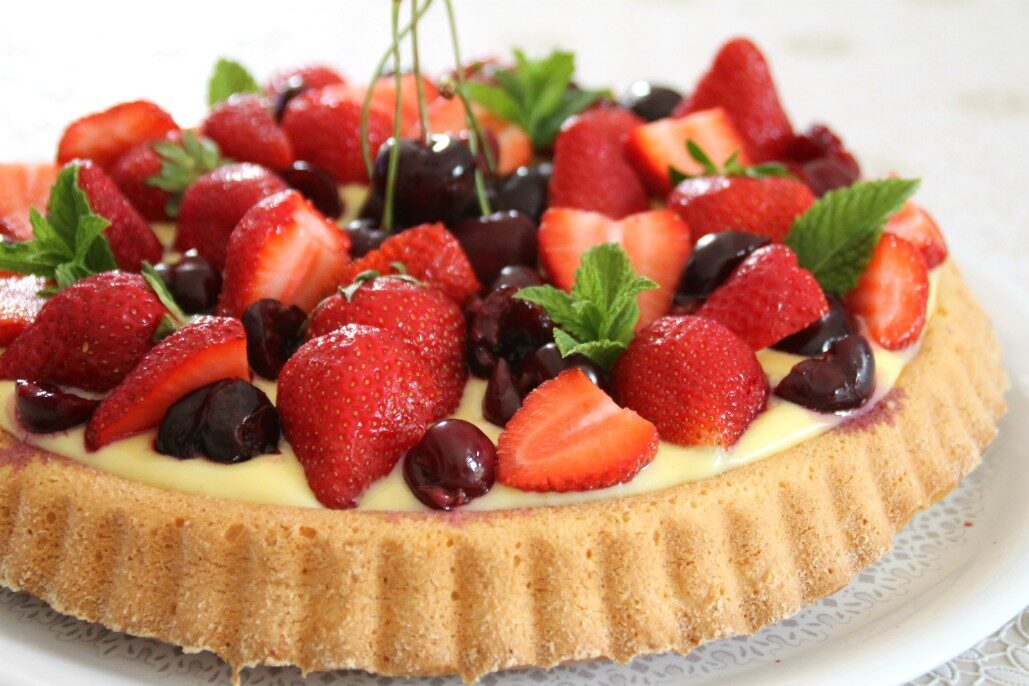 Crostata morbida con crema e frutta