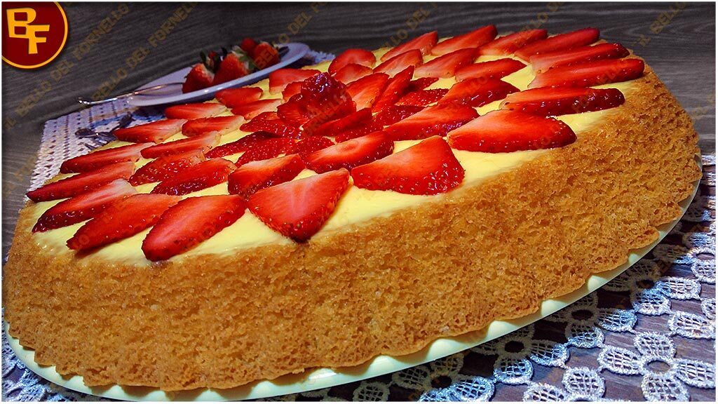 Crostata morbida con crema pasticcera e fragole