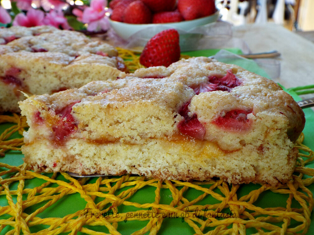 Crostata morbida con marmellata esotica e fragole