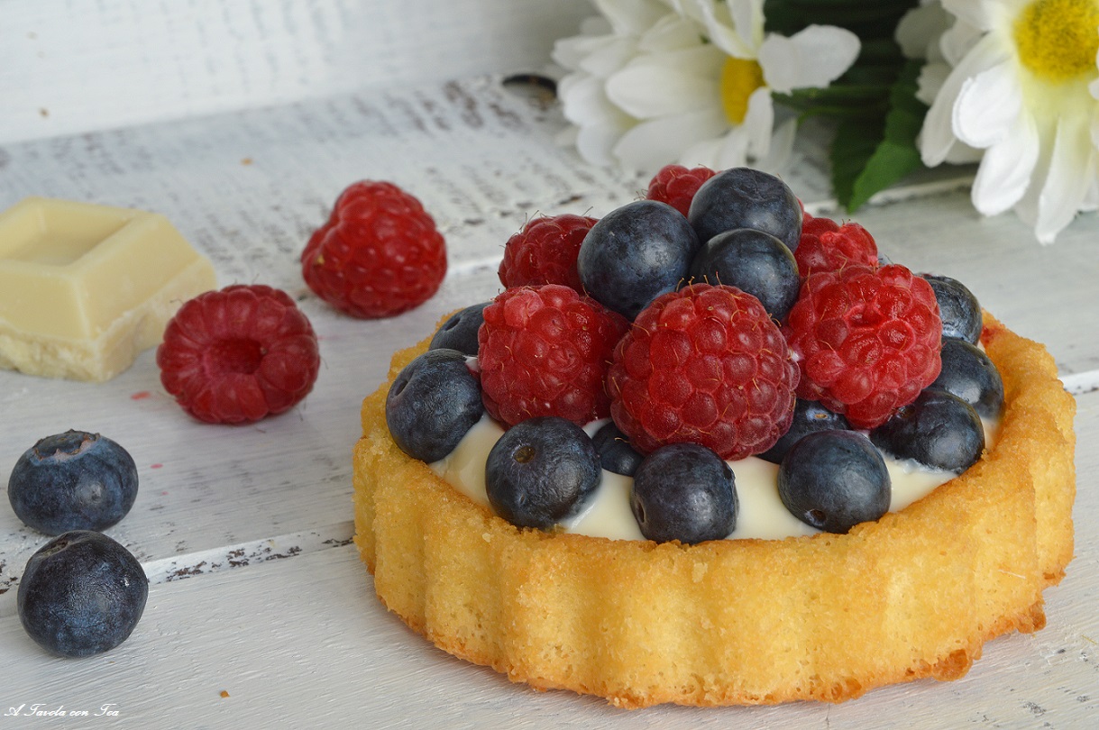 Crostata morbida con stampo furbo alla crema di cioccolato bianco e frutti di bosco