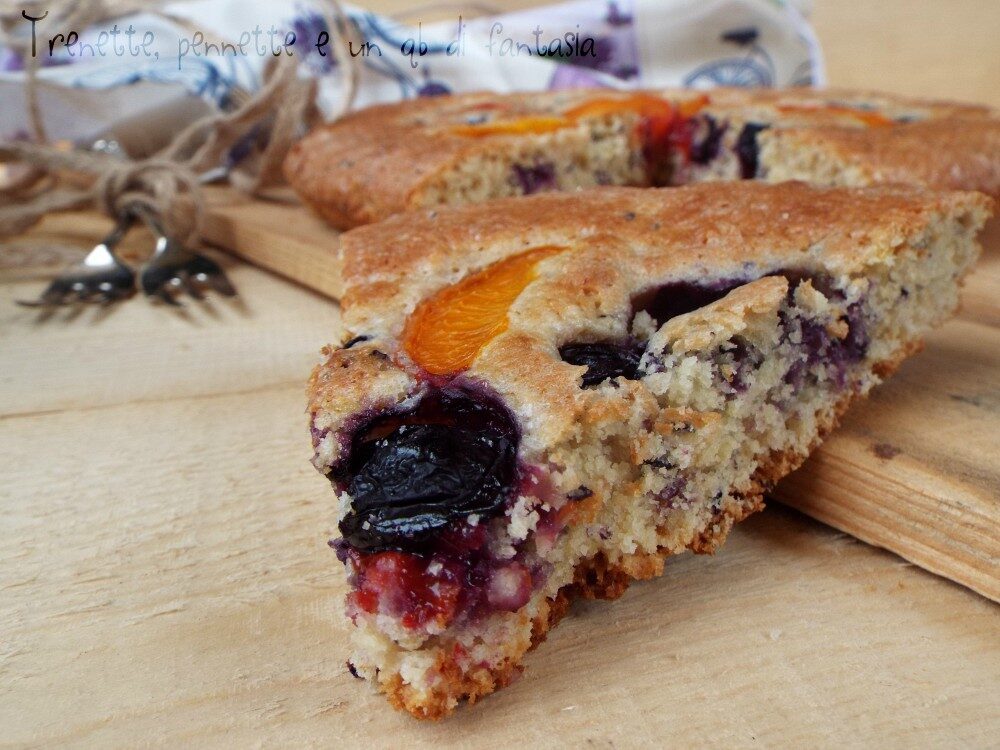 Crostata morbida frullata con mirtilli e albicocche