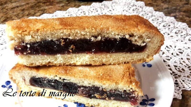 Crostata ripiena di ciliegie sciroppate.