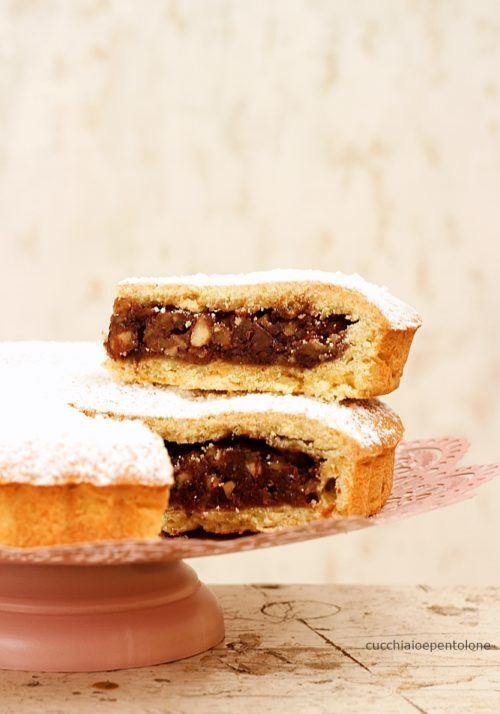 Crostata ripiena di frutta secca