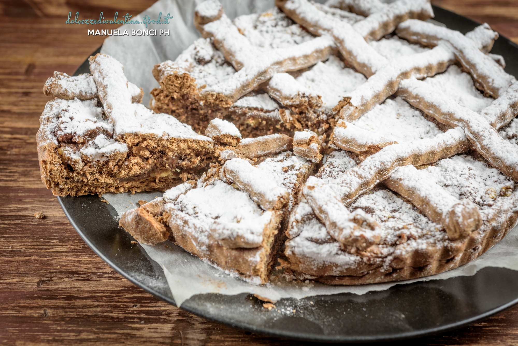 Crostata ripiena di pan di spagna e confettura