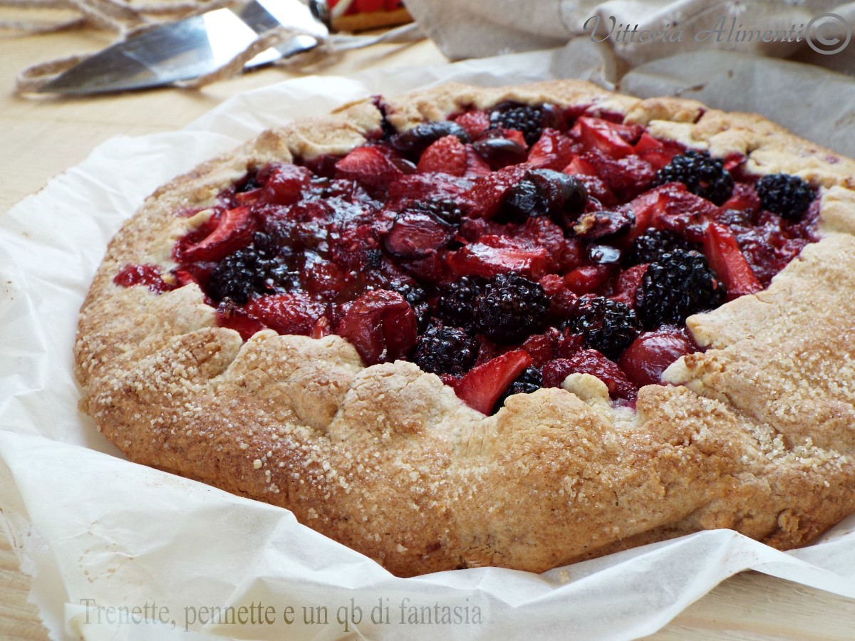 Crostata rustica fragole, more e ciliegie