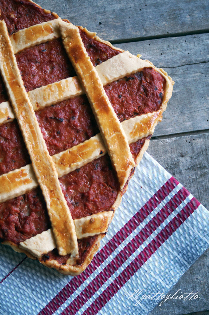 Crostata salata con pomodoro e acciughe