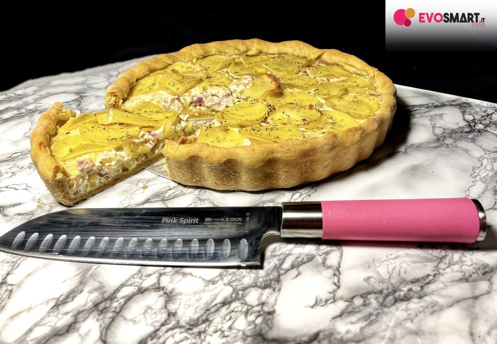 Crostata salata fatta in casa di cipolle rosse, ricotta e patate: ricetta facile e veloce