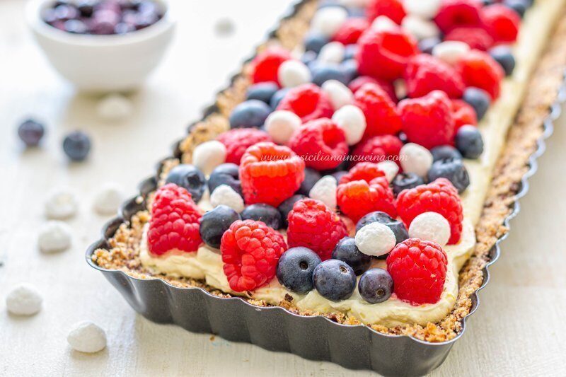 Crostata savoiardi e frutti di bosco
