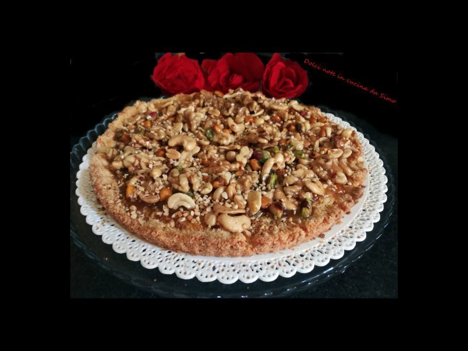 Crostata  sbriciolata con frutta secca caramellata