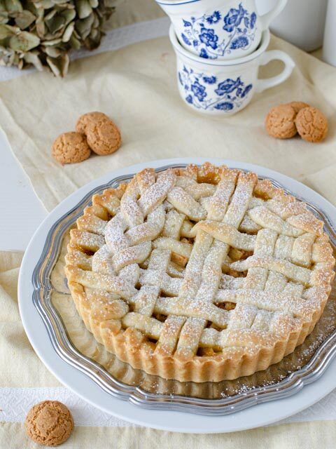 Crostata semplice con mele e amaretti