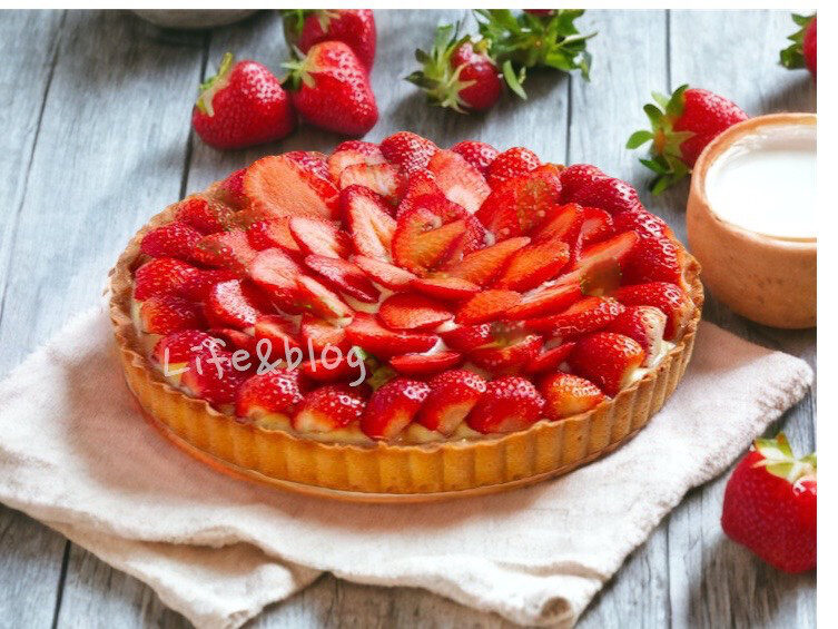 Crostata semplice decorata con fragole – dolce fresco estivo –