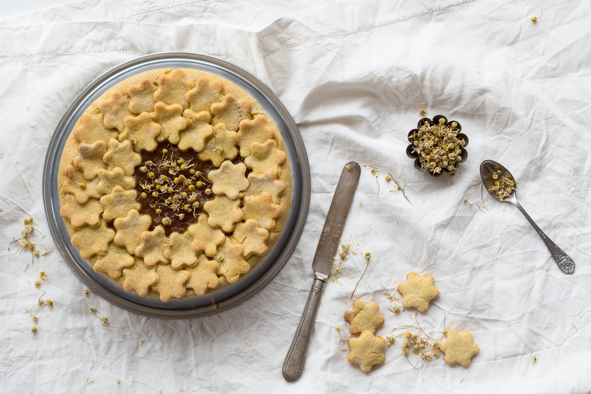 Crostata senza burro con farina di mais e fiori camomilla