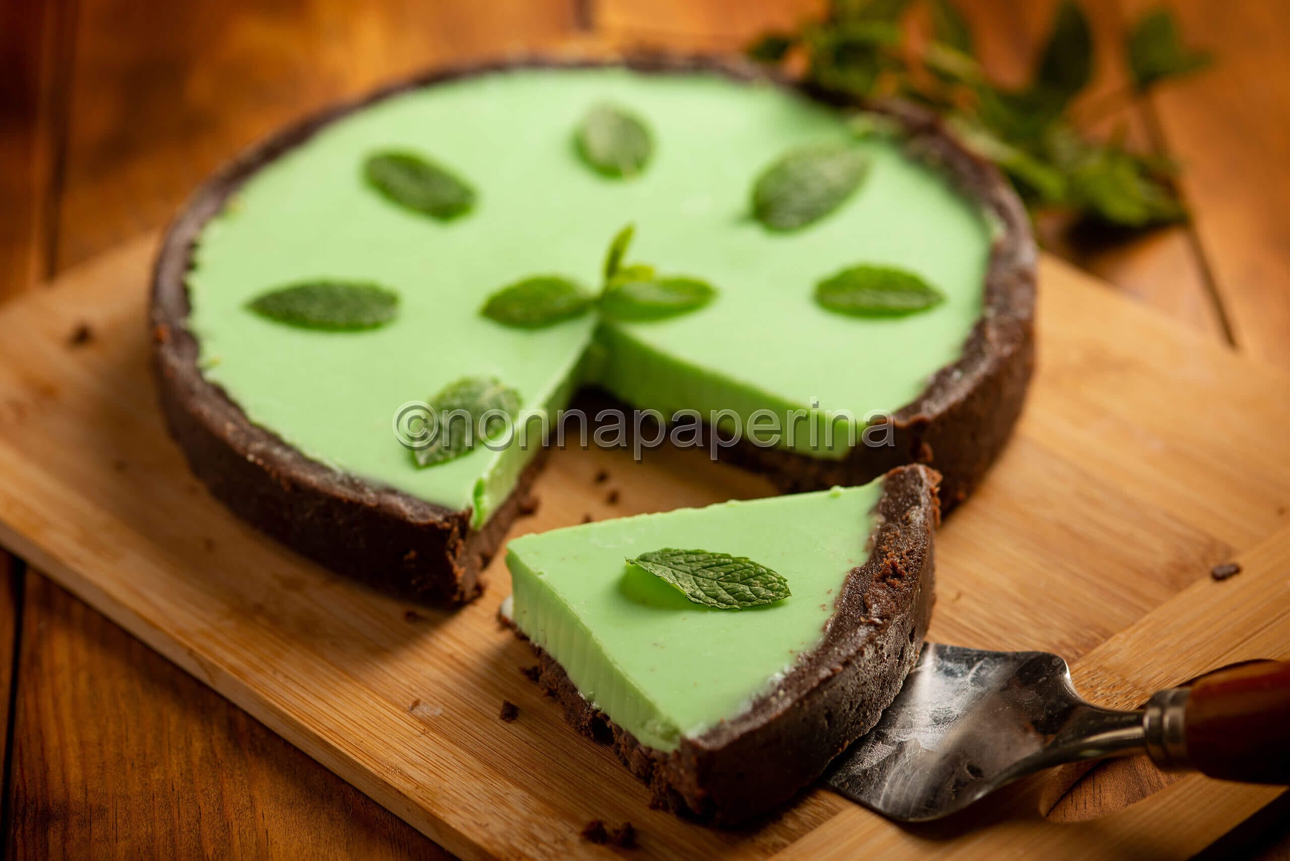 Crostata senza cottura alla menta e cioccolato, una delizia