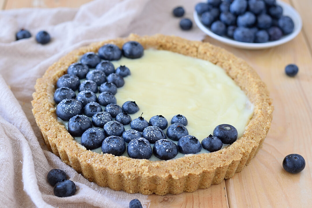 Crostata senza cottura con crema pasticcera e mirtilli