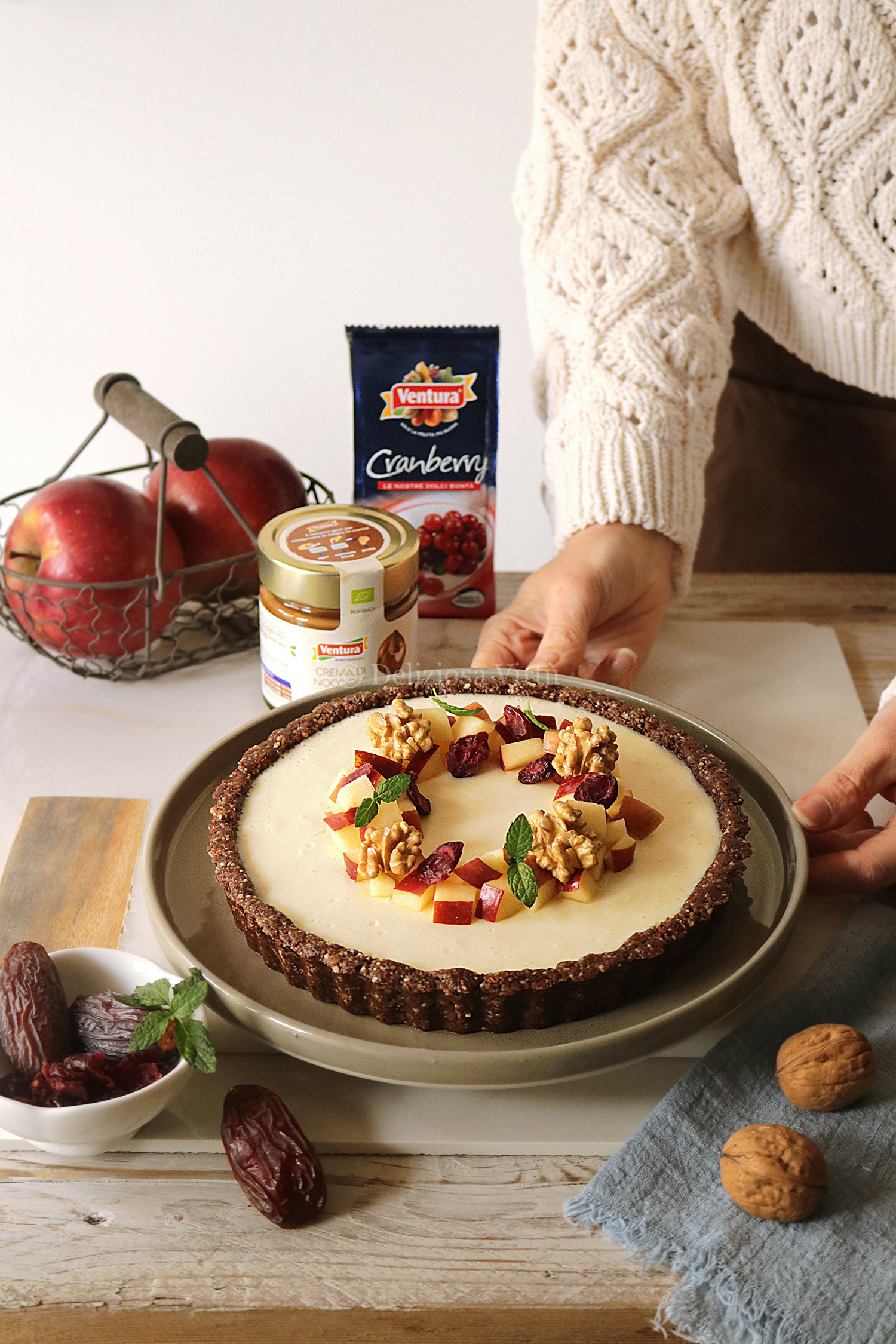 Crostata senza cottura con panna cotta alle mele.