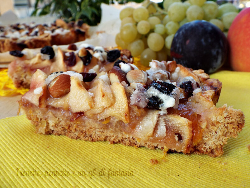 Crostata strudel con uva e mele al caramello