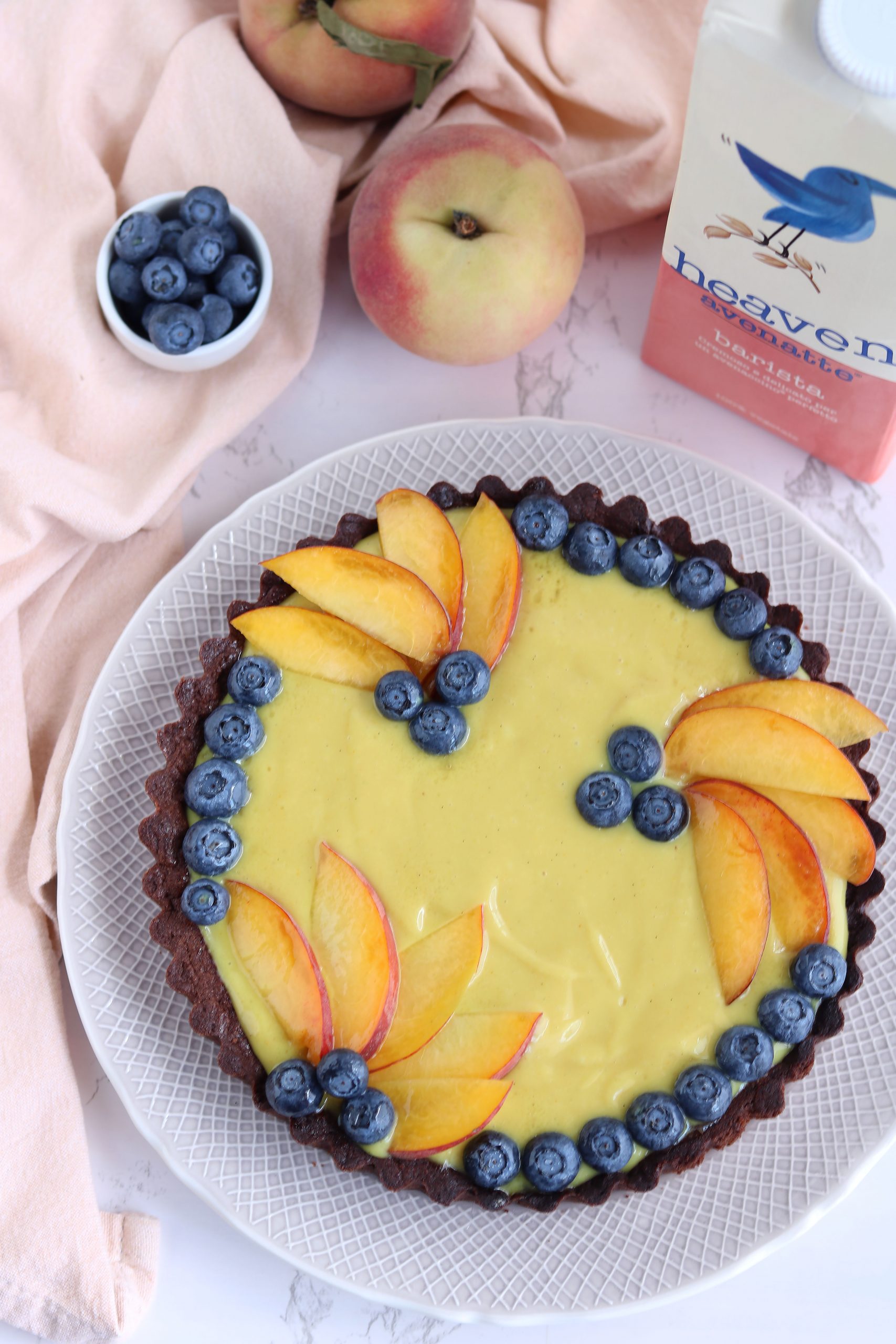 Crostata vegana al cacao con crema al latte di avena e frutta fresca