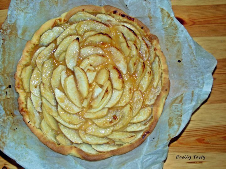 Crostata veloce alle mele con rotolo di pasta frolla