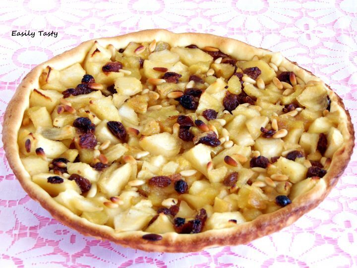 Crostata veloce con mele, pinoli e uvetta