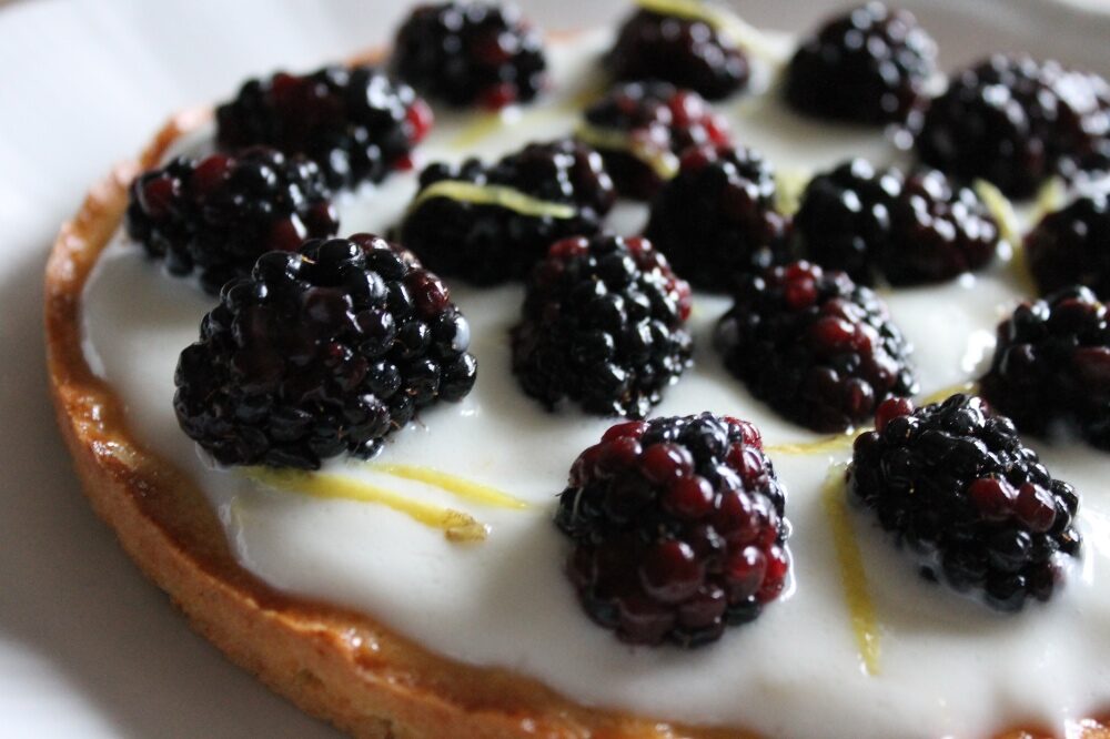 Crostata yogurt magro limone e more: dolcetto facile e sfizioso!