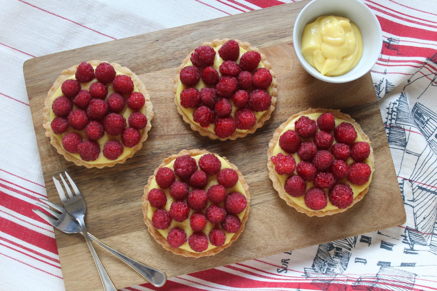 Crostatine ai lamponi e crema pasticcera alla camomilla