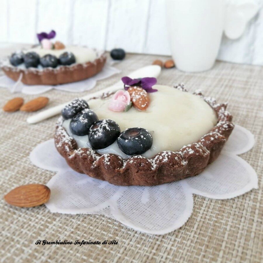 Crostatine al cacao con crema alla mandorla
