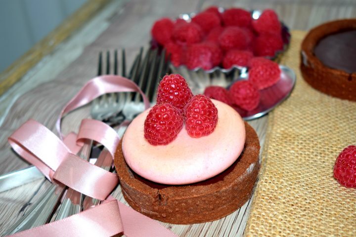 Crostatine al cacao e cannella,ganache al cioccolato e mousse ai lamponi