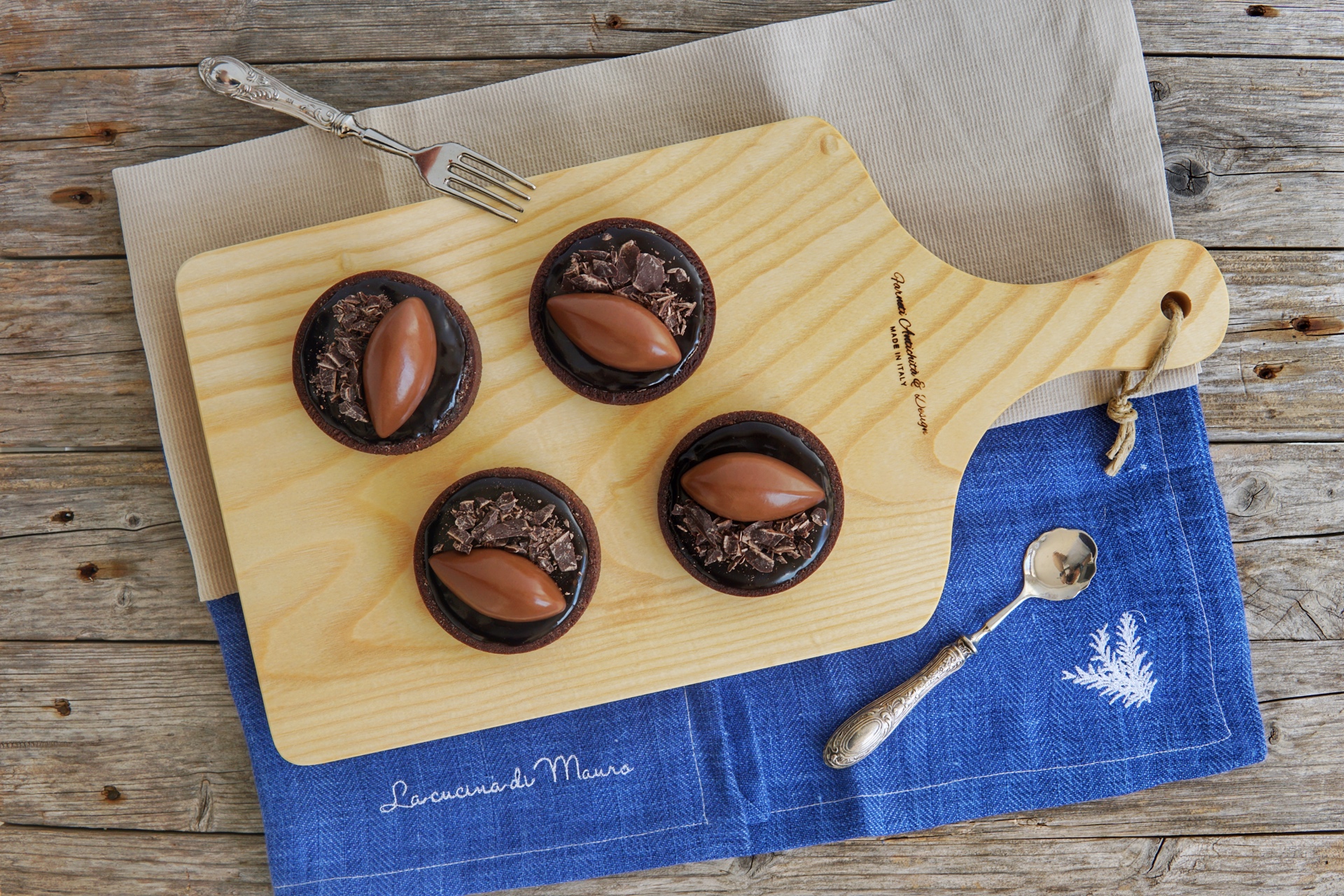 Crostatine al cioccolato con cuore d’arancia