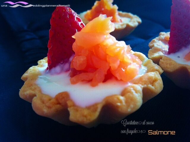 Crostatine al cocco con fragole e salmone
