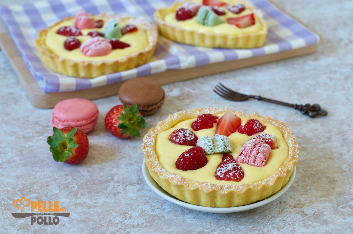 Crostatine alla crema con fragole e lamponi